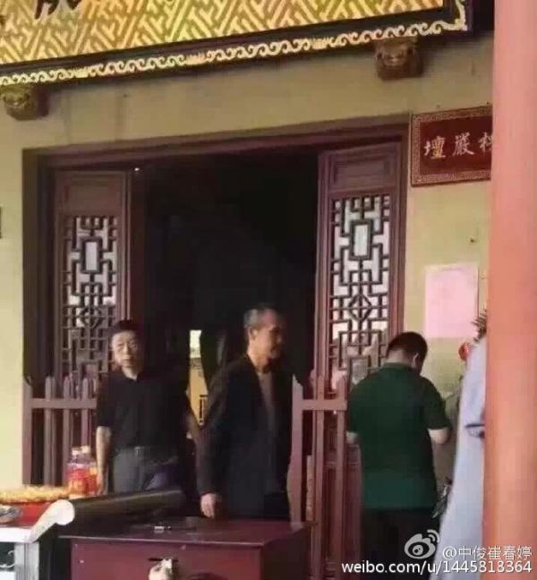 王石拜佛照片曝光 网友：平时不烧香临时抱佛脚