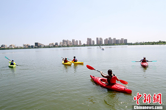 皮划艇入驻天津滨海渤龙湖市民乐享水上运动