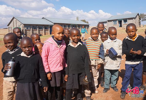 图为刘杰项目部所在地小学生,也是麦特隆水坝的受益者。王济林摄影