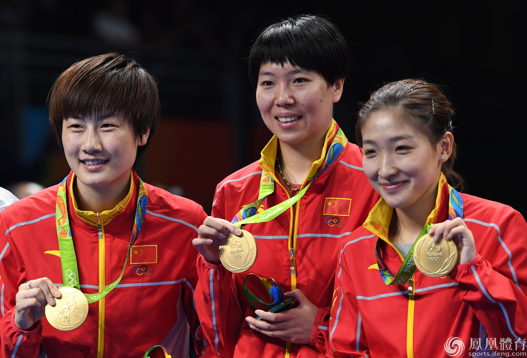 刘鹏蔡振华与乒乓球女团队员合影_2016奥运会