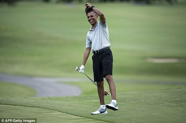 资料图：奥巴马被拍到与友人一同打高尔夫球。