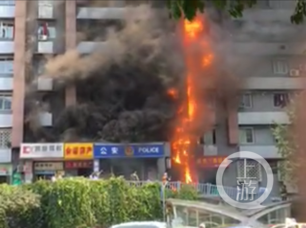 重庆渝中区一楼房发生火灾 火苗吞噬5层楼露面
