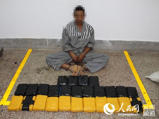云南:男子骑摩托车运输14公斤毒品冲关拒捕(图