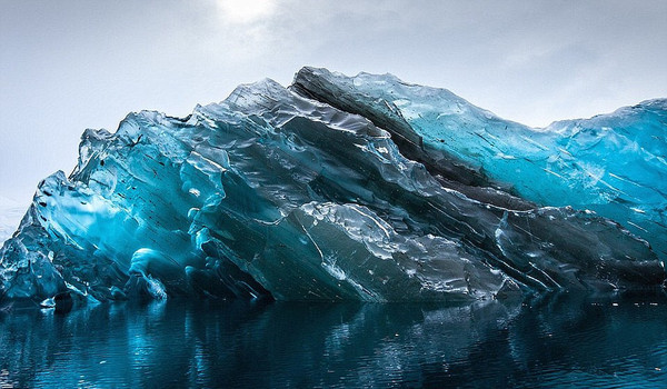 蓝色的冰山,美得让人窒息。(网页截图)