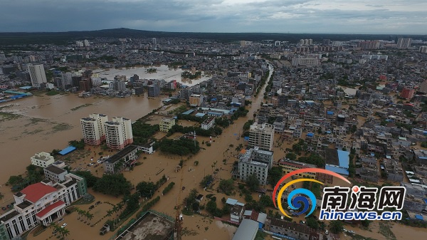 航拍临高变"水城 县城道路难以通行(图)