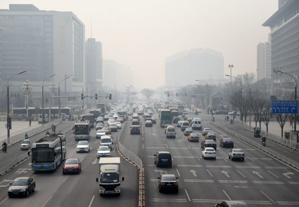 资料图：2016年3月17日，北京重污染黄色预警启动，图为雾霾笼罩下的北京街道。