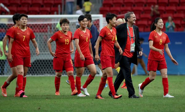 资料图：8月9日，中国女足主教练布鲁诺（右二）与球员在比赛后。新华社记者李明摄