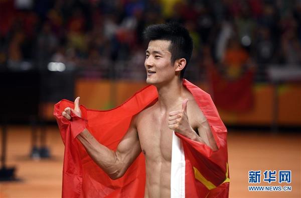 当日,在2016年里约奥运会羽毛球男子单打决赛中,中国选手谌龙以2比0