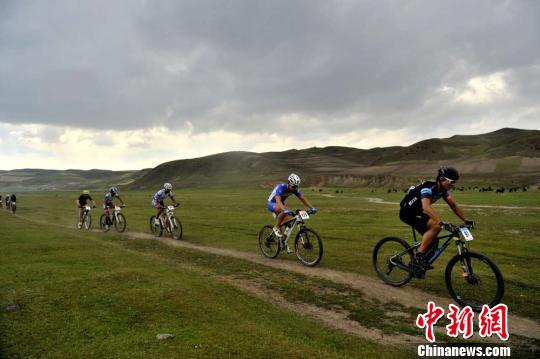 国内千名骑手穿行高原草地领略甘南藏地风景
