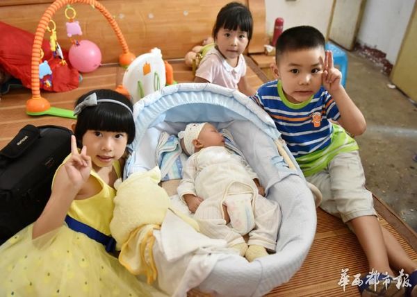 四个玄孙给祖祖祝寿，最小的玄孙刚刚出生4天。