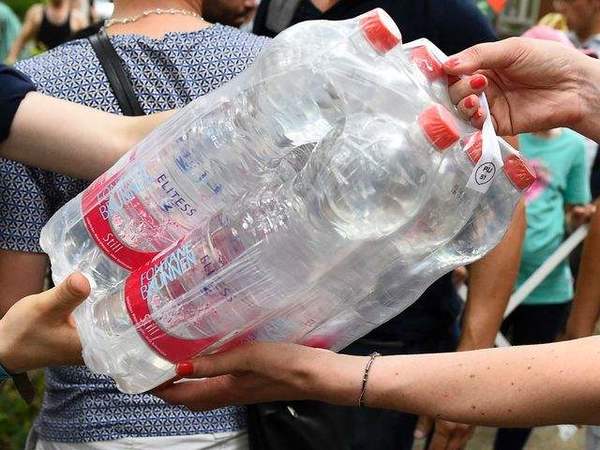 资料：瓶装饮用水。（图片来源：新华/法新）
