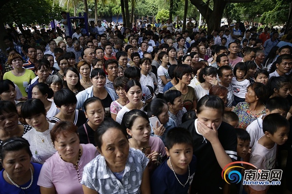 大批群众自发前来给烈士送别。南海网记者 刘洋摄