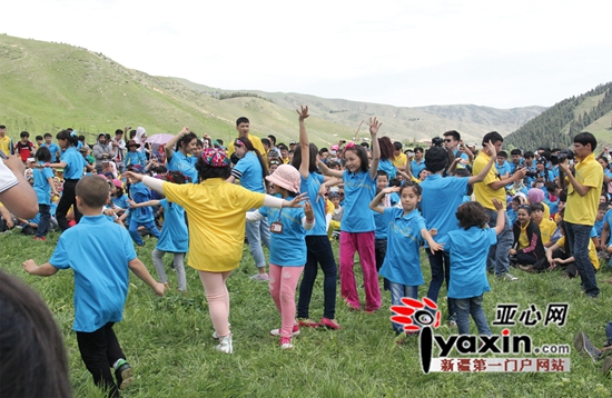 　　在晚会现场阿布来提·阿布都拉把拍卖6张油画以及其他艺术作品所得，总价值达9万元，以及现场的嘉宾和观众的捐款38000元，共计12.8万元分别捐给了乌鲁木齐市第126小学、第44小学以及雪莲小学。