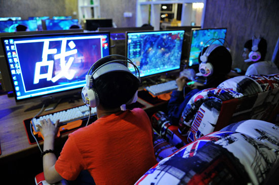 网民在一网吧玩游戏。视觉中国供图（资料图片）