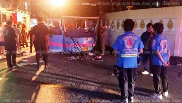 当地时间周一，一辆载有中国游客的大巴在泰国普吉府发生车祸。（网页截图）