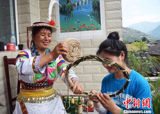 兰州大学学子携手留守妇女传承挖掘白马藏族文化