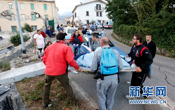 　　8月24日，在意大利阿马特里切，人们聚集在街道上。新华社/路透