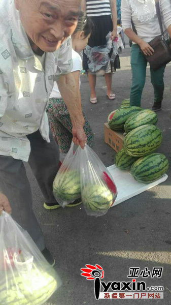 8月21日傍晚，在乌市碱泉三街南三巷鲁班至尊葡萄园门口，一位老人购买了4个西瓜，总共10块钱。