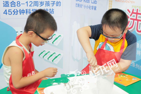 2016“小小化学家”重庆站正式在重庆科技馆启动，孩子们在做实验。记者 伊永军 摄