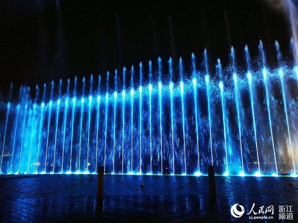 2016年5月1日晚间，西湖音乐喷泉经过大半年的整改，重新开放。 江志清 摄