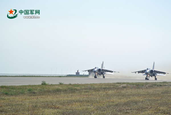 双机编队准备起飞 中国军网记者 牛晨斐 摄