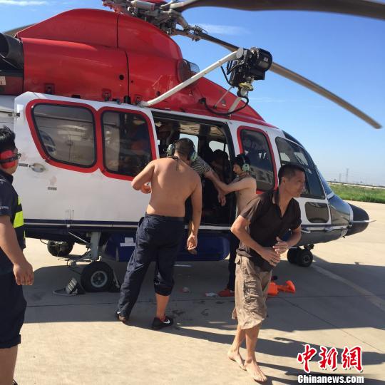 天津中信海直飞机救助遇险船员 陈泉的 摄