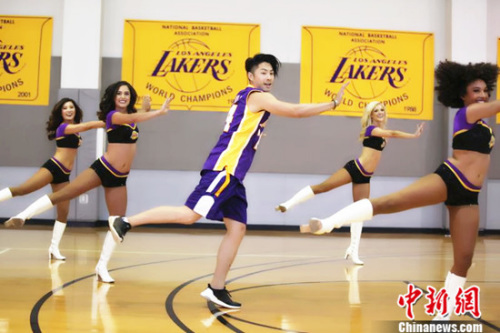吴建豪LA变身“湖人啦啦队”