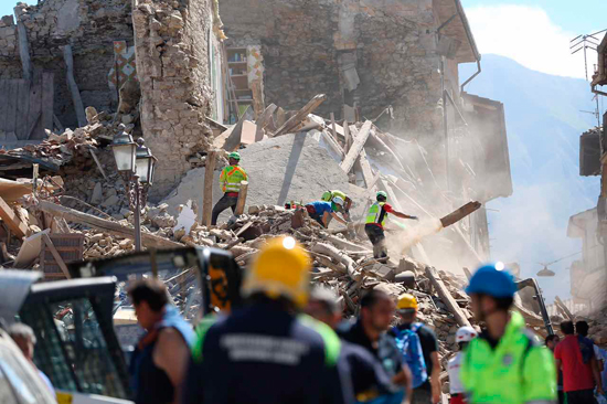 8月24日凌晨3时36分，意大利中部发生6.0级地震。图为救援现场。（网页截图）