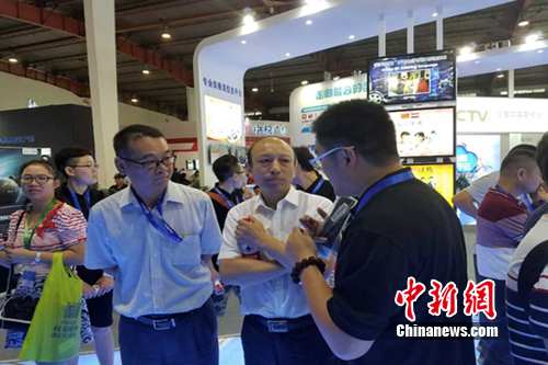 国广东方副总经理付强为国家新闻出版广电总局网络司副司长董年初进行讲解