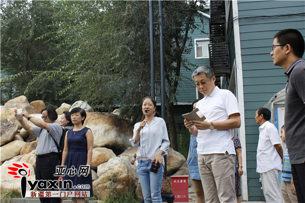夏蒙一行在新疆古生态园参观，与陈志峰聊马。