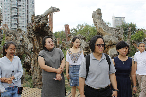夏蒙一行在新疆古生态园参观——胡杨木林