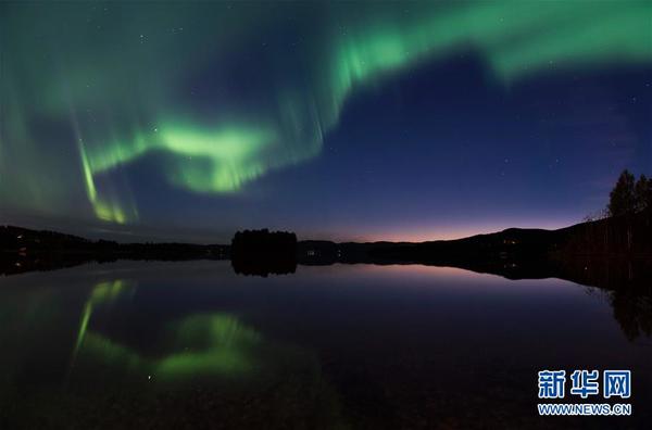 　　8月23日，极光辉映瑞典村庄埃里克斯朗德的夜空。新华社/法新