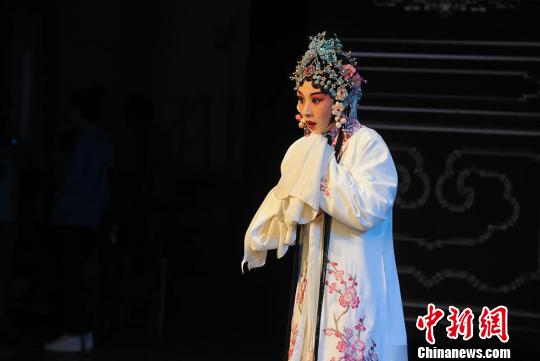 张蕾表演的《劈棺惊梦》。　程勇　摄
