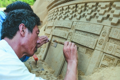 8月25日，在舟山朱家尖南沙景区沙雕区内，沙雕手们正在创作。