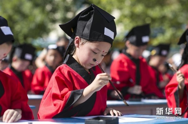 　　8月31日，邢台市桥西区行知小学的一年级学生在书写汉字。