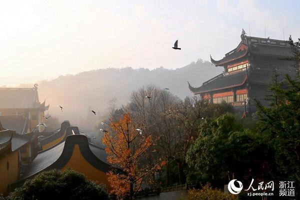 灵隐寺,又名云林寺,背靠北高峰,面朝飞来峰,始建于东晋咸和元年(326年