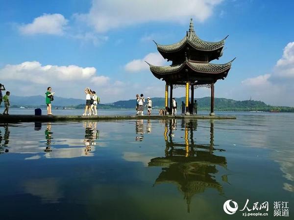 沿着湖滨欣赏西湖，集贤亭也是游客们在西湖边最爱拍照的地点之一。江志清 摄