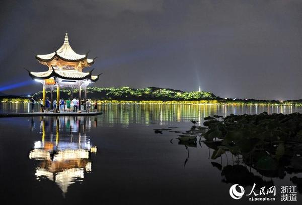 夜幕下的集贤亭。吴崇远 摄