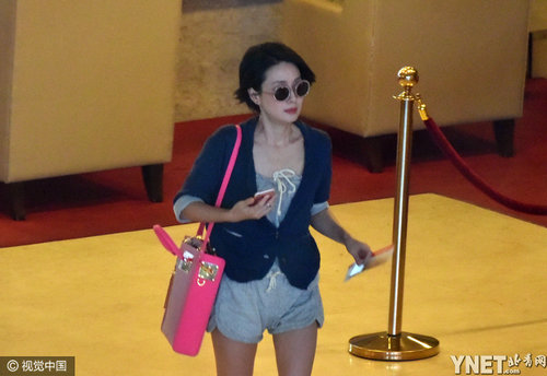 尴尬!马伊璃抹胸装现身 太瘦了衣服一直掉