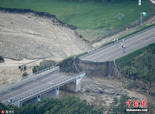 台风狮子山登陆日本致11死 公路被拦腰截断