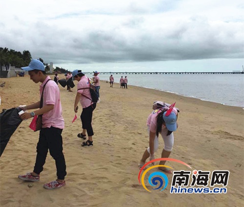 　　健瑞儿员工在海边捡垃圾。南海网记者 杨婷婷 摄