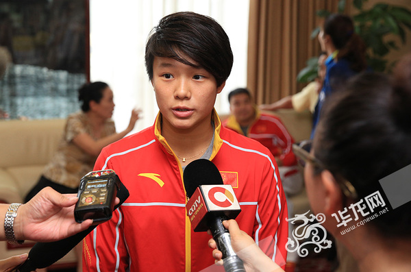 奥运冠军施廷懋接受媒体记者采访 记者 刘嵩 摄