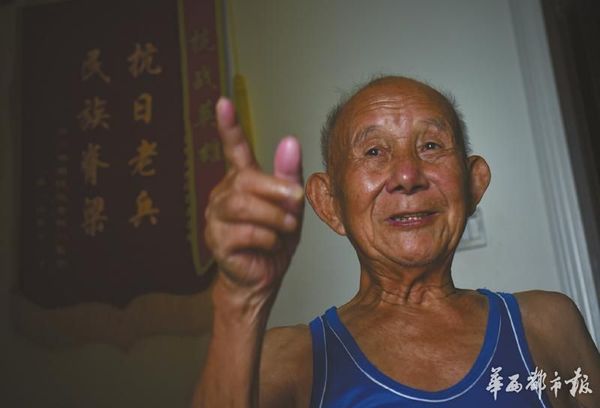 2016年8月22日，史书在家中接受华西都市报记者采访，讲述他的抗战故事。