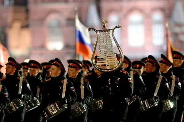 俄阅兵夜间彩排现场。