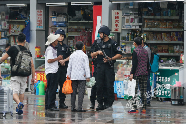 三人快处小组在执行常规巡逻任务时，经常为旅客提供指路或其它帮助。记者 石涛 摄