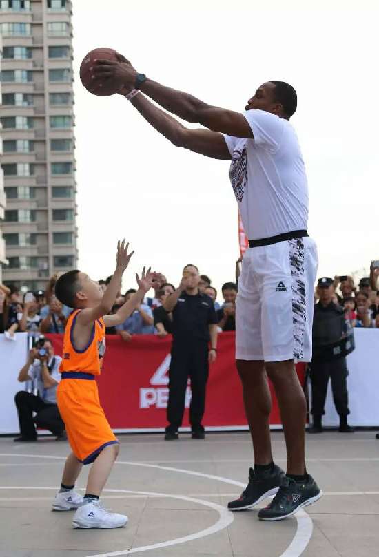 时候玩的滚铁环、转呼啦圈,居然难倒霍华德?