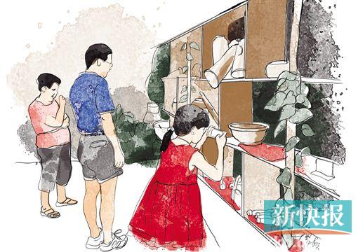 ●在滨江水上居民民俗博物馆,谢棣英给前来参观的市民讲解水上人家的生活和境遇,小朋友看得很认真,并且用手机拍照。