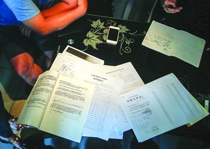图说：松江颐思殿广场近百业主全额付款购房，现在面临钱房两空。来源：新闻晨报
