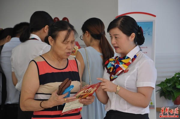 开业当天，市民向工作人员咨询相关业务。