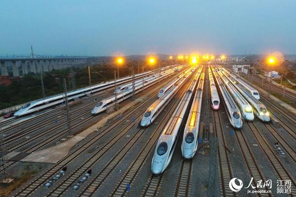 9月9日6时许，南昌铁路局南昌西动车运用所动车组整装待发。